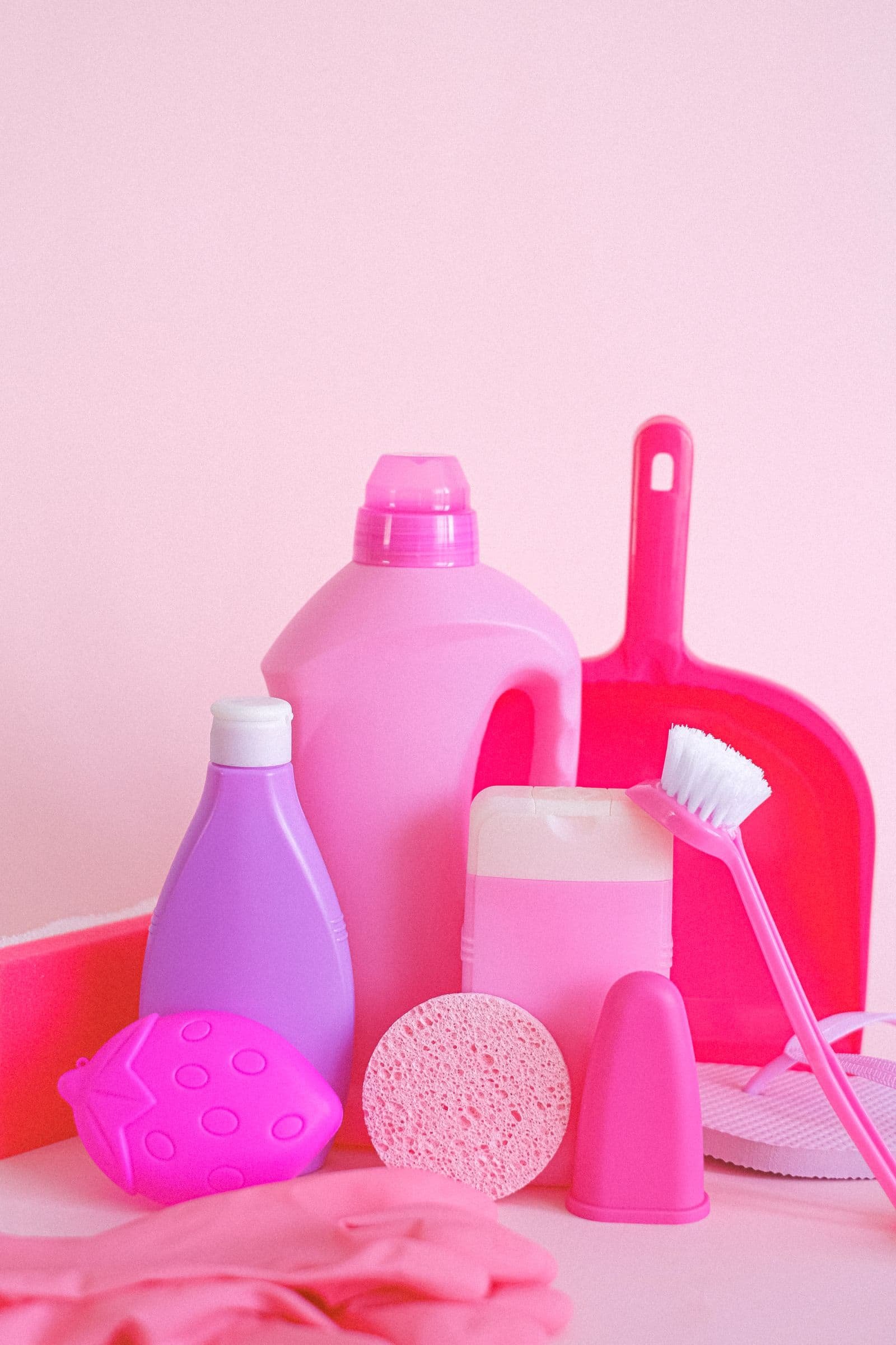 Gants, brosses et produits d'entretien rangés dans des bacs