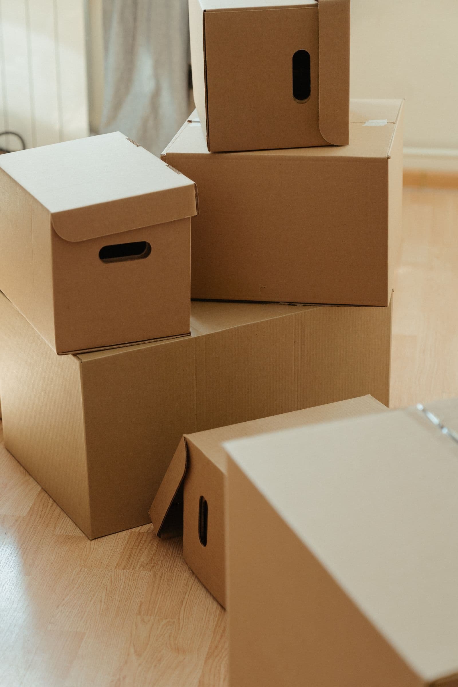 Cartons empilés sur un parquet, prêts à être évacués
